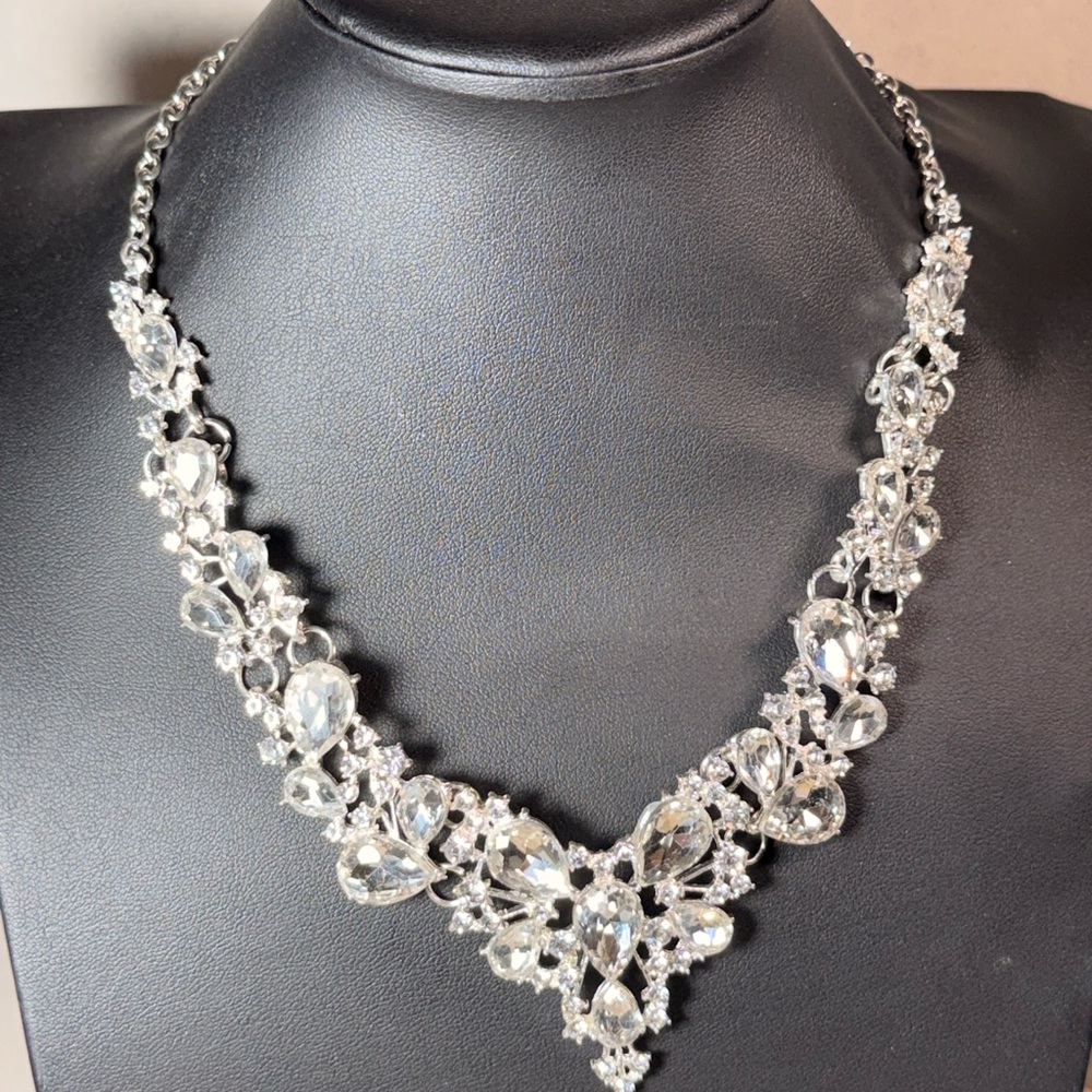 Crystal Rhinestone Sparkling Teardrop Statement Necklace - Silver Tone